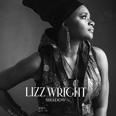 CD Tipp des Monats: Lizz Wright - Shadow (Mit ihrer dunklen warmen Alt-Stimme interpretiert die S�ngerin eigene Songs und Cover-Versionen in einer gelungenen Mischung aus Gospel, Blues und Jazz.)