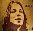 CD Tipp: Lhasa - Lhasa (Das an Folk und Blues angelehnte Album befleißigt sich einer so unendlich melancholischen Langsamkeit, wie sie sich heutzutage kaum noch jemand leistet. Zauberhafte Gitarren, ein weit entfernter Bottlenecksound, Pedal Steel, Piano, Harfe, dezentes Schlagwerk, meist sanft mit dem Besen über die Drums gepinselt, das war's. Lhasas tiefe und melodische Stimme, die stark an Lila Downs erinnert, passt exakt zu diesen leisen Tönen. Die englischen Texte, die pure und schnörkellose Produktion und diese unendlich traurigen, sanften Lieder, weit weg von jeder Weinerlichkeit, sind von einer blauen Tiefe, einer kristallenen Klarheit und einem samtschwarzen Seelenschmerz, dass man schreien könnte. Traumhaften Melodien und produktionstechnische Spielereien wie Reminiszenzen an Tom Waits und nostalgische Blues-, Gospel-, Folk- und Country-Elemente machen die Sache rund. Faszinierend, hypnotisch, schön!!)